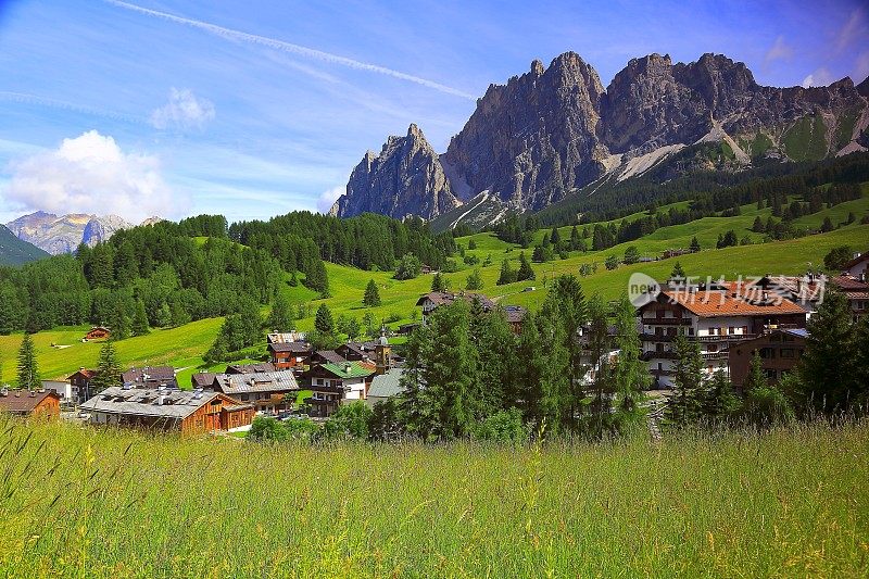 Cortina D?Ampezzo阿尔卑斯村庄全景，Dolomites，意大利泰洛阿尔卑斯